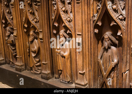 UK Suffolk Blythburgh Dorf All Saints Church geschnitzten Apostel und Heiligen Chorgestühl vorne ehemaligen Lettner Stockfoto