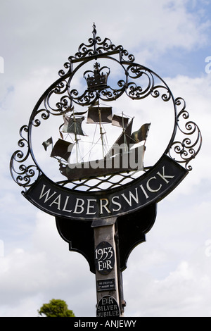 UK Suffolk Walberswick Krönung Ortsschild auf dem Grün Stockfoto