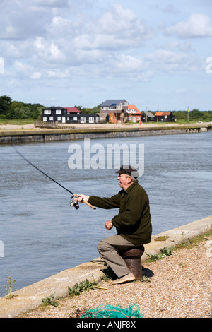 UK Suffolk Southwold Hafen Mann Angeln im Fluss Blyth Stockfoto