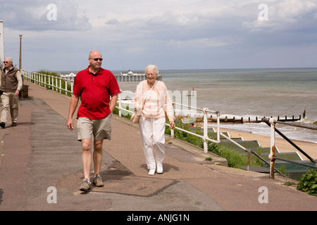 UK Suffolk Southwold Menschen zu Fuß auf der Promenade oberhalb des Strandes Stockfoto