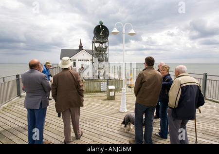 UK Suffolk Southwold Pier Tim Hunkins Wetterfahne Besucher warten stündliche Leistung Stockfoto