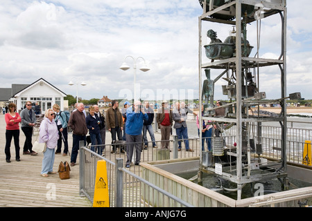 UK Suffolk Southwold Pier Tim Hunkins Wetterfahne Besucher warten stündliche Performance Stockfoto