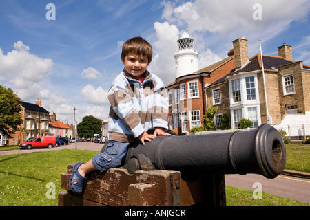 UK Suffolk Southwold St James Green kleiner Junge saß auf Kanone Stockfoto