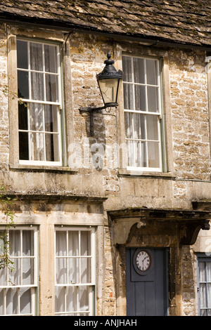 UK Wiltshire Lacock Dorfhaus High Street aus Stein gebaut, mit Uhr an Eingangstür Stockfoto