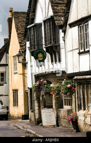 UK Wiltshire Lacock Dorf Kirche Straße auf das Zeichen von der Engel historischen altem Holz gerahmt Gastwirtschaft Stockfoto