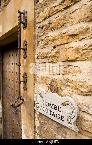 UK Wiltshire Castle Combe Dorf Combe Cottage Namensschild und alt Metall Türklingel ziehen Stockfoto