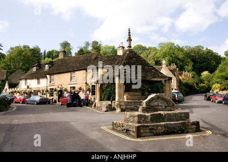 UK Wiltshire Castle Combe Dorf Marktplatz Butter Cross Castle Inn und Market Cross Stockfoto