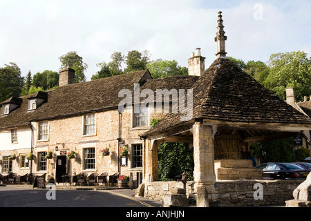 UK Wiltshire Castle Combe Dorf Marktplatz Castle Inn und Market Cross Stockfoto