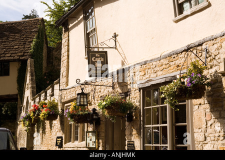 UK Wiltshire Castle Combe Village Market Place Castle Inn Stockfoto