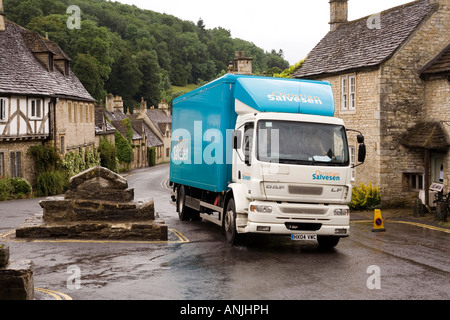 UK Wiltshire Castle Combe schwere Lkw Fahrt durch die engen Gassen Stockfoto