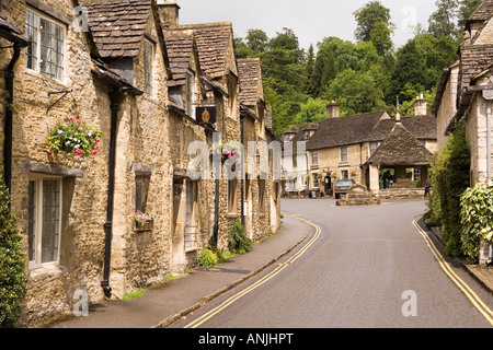 UK Wiltshire Castle Combe Village High Street Market Place und Castle Inn Stockfoto