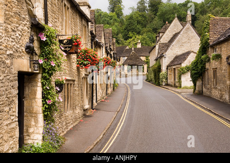 UK Wiltshire Castle Combe Village High Street Market Place und Castle Inn Stockfoto