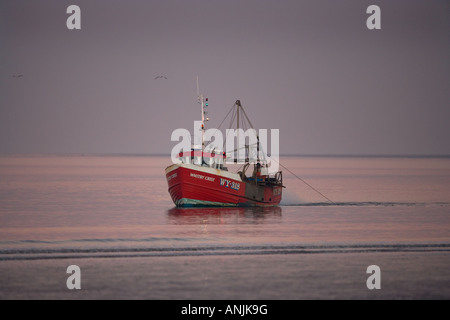 Fischereifahrzeug aus Holkham Norfolk Dezemberabend Stockfoto