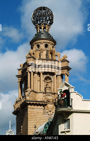 Dachkuppel und Statuen des London Coliseum Theaters, Heimstadion der English National Opera ENO mit Mann & Bierfass auf dem Chandos Pub Westminster England UK Stockfoto