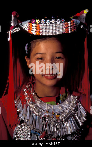 Lisu Mädchen in traditioneller Tracht mit silbernen Ornamenten Thailand Stockfoto