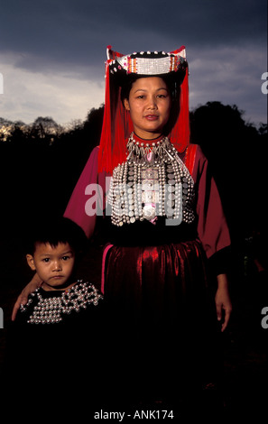 Lisu Frauen und ihrem Sohn in Zeremonie dressing Thailand Stockfoto