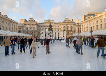 Historischer Innenhof des Somerset House mit Weihnachtsbaumschmuck und Menschen, die Eislaufbahn im Freien im Strand London England UK genießen Stockfoto