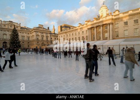 Historischer Innenhof des Somerset House mit Weihnachtsbaumschmuck und Menschen, die Eislaufbahn im Freien im Strand London England UK genießen Stockfoto