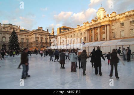 Historischer Innenhof des Somerset House mit Weihnachtsbaumschmuck und Menschen, die Eislaufbahn im Freien im Strand London England UK genießen Stockfoto
