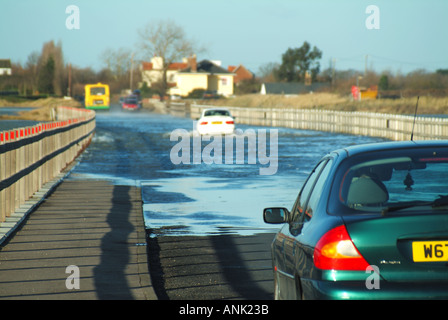 Hochwasser in Blackwater & Colne Flussmündungen decken Strood Causeway Essex Festlandstraße Verbindung zum West Mersea Insel Stadt & East Mersea Dorf Großbritannien Stockfoto