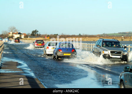 Hochwasser in Blackwater und Colne deckt Strood Causeway Essex Festlandstraße Verbindung zum West Mersea Insel Stadt & East Mersea Dorf Großbritannien Stockfoto