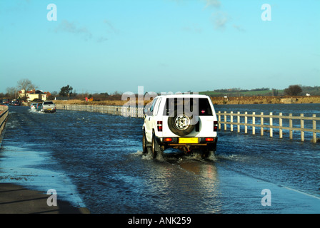 Hochwasser in Blackwater und Colne deckt Strood Causeway Essex Festlandstraße Verbindung zum West Mersea Insel Stadt & East Mersea Dorf Großbritannien Stockfoto