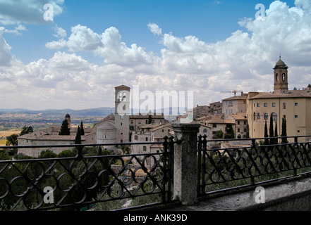 Sommer Panorama Blick auf Assisi Italien von Piazza Santa Chiara Stockfoto