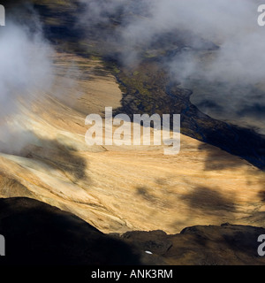 Luftbild des geothermalen Gebieten in den Bergen von Island Stockfoto