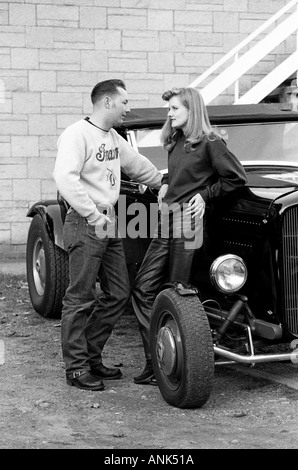 Paar in der 1950er Jahre Mode gekleidet stehen von den 1930er Jahren "Roadster" Retro-Festival Hembsby Rock ' n Roll (1993) Stockfoto