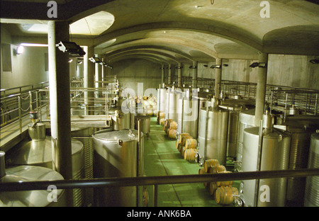 Der große Gärung-Halle auf dem Weingut Oremus in Tolcsva, Tokaj: modernen Edelstahltanks und neuen Barriques ausgebaut. Stockfoto