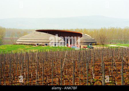 Das Disznoko Weingut in Tokaj: der berühmte Traktor-Garage, erbaut im typisch ungarischen organischen Stil, mit Weinbergen Stockfoto