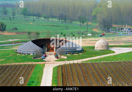 Das Disznoko Weingut in Tokaj: der berühmte Traktor-Garage, erbaut im typisch ungarischen organischen Stil, mit Weinbergen. Stockfoto