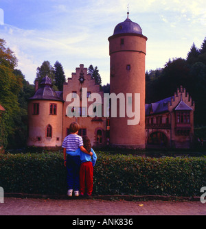 zwei Kinder Blick auf Schloss Mespelbrunn in Deutschland. Foto: Willy Matheisl Stockfoto