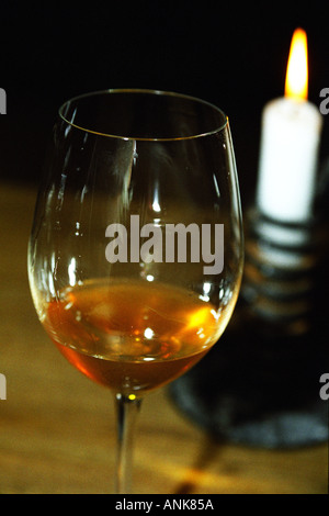 Das Weingut Kiralyudvar: ein Glas Tokajer und eine Kerze in der u-Bahn Degustationsraum. Der Wein ist ein Lauf-Beispiel der Eszencia, Stockfoto