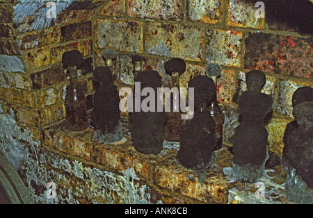 Das Weingut Oremus in Tolcsva, Tokaj: In den unterirdischen Keller in den Fels gehauen. Alte Flaschen in Form bedeckt. Stockfoto