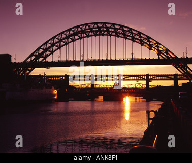 UK England Tyne und tragen City of Newcastle Fluss Tyne und Brücken bei Sonnenuntergang Stockfoto