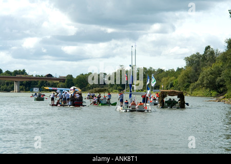 Konkurrenten Kopf auf der ersten Etappe in der jährlichen Floß Fluss hinunter Rennen Marmande Lot et Garonne Frankreich Stockfoto