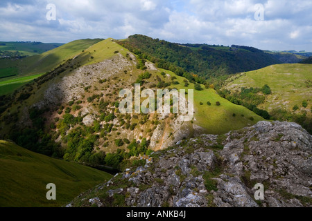 Blick vom Gipfel des Thorpe Cloud in Richtung Bunster Hügel in der Nähe von Dovedale im Peak District Nationalpark Derbyshire England Stockfoto