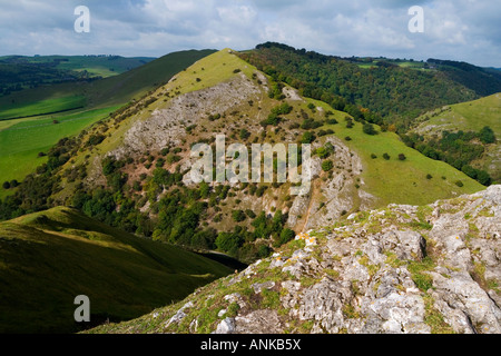 Blick vom Gipfel des Thorpe Cloud in Richtung Bunster Hügel in der Nähe von Dovedale im Peak District Nationalpark Derbyshire England Stockfoto