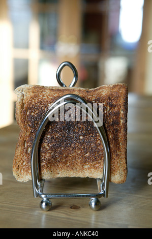 braune verbranntem Toast statt in einem silbernen Toast Rack am Familientisch Wohn / Raum Stockfoto