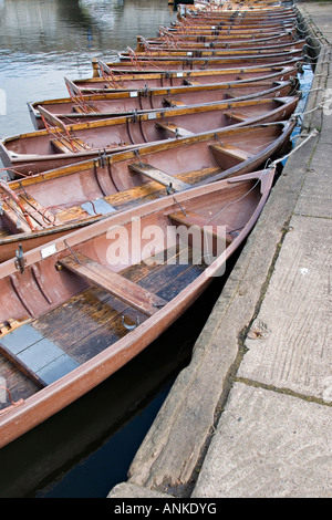 Ruderboote (SKIFFS) für Ausflüge auf dem Fluss Avon in Stratford-upon-Avon, Warwickshire, Großbritannien Stockfoto