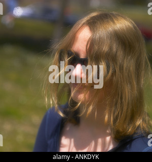 Lächelndes Mädchen mit Sonnenbrille Stockfoto