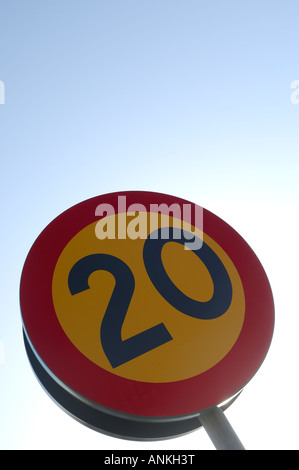 Straßenschild Signalisierung zwanzig Kilometer pro Stunde ist Tempolimit Stockfoto