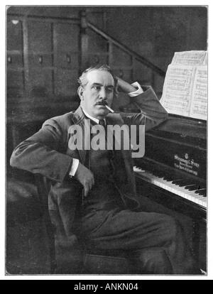 Puccini lehnt sich am Klavier Stockfoto