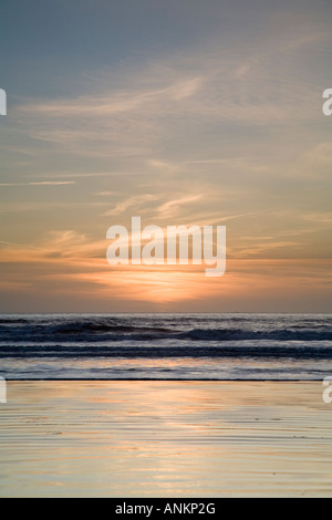 Blick auf den Sonnenuntergang Strand von Dunraven Bay mit Multi farbige Himmel spiegelt sich auf nassem sand Stockfoto