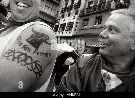 Zwei Mann sprechen in San Fermin Festival Navarra-Spanien Stockfoto