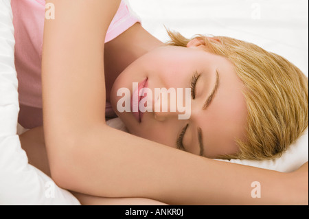 Porträt einer jungen blonden Frau im Bett liegen und schlafen Stockfoto