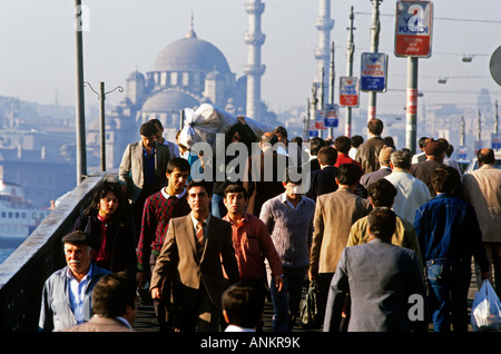 Menschenmassen überqueren Galata-Brücke in Istanbul, Eminonu Moschee in der bg. Es ist die touristische Attraktion, die wirtschaftliche und kulturelle Zentrum. Stockfoto