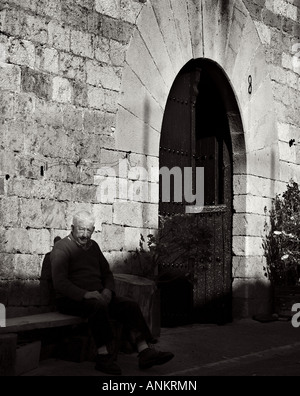 Älterer Mann in Ulzurrun Straße-Navarra-Spanien Stockfoto