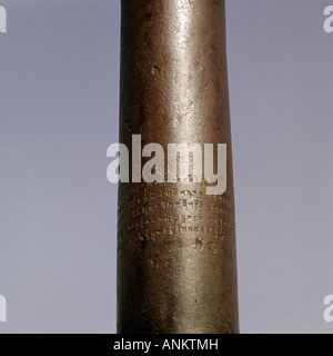 Indien. Ashoka Säule, der Qutub Minar, Delhi. 1600 Jahre alt, aus reinem Schmiedeeisen, wiegt sechs Tonnen, 7,375 Meter hoch. Stockfoto